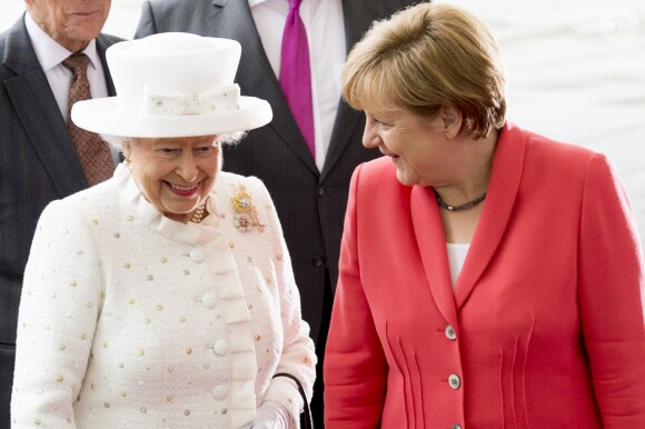 Elizabeth II et la chancelière allemande Angela Merkel à Berlin, le 24 juin 2015.