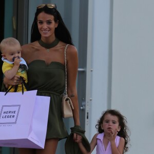 Exclusif - Arnaud Lagardère, sa femme Jade Foret et leurs enfants Liva, Mila et Emery se promènent à Miami le 24 octobre 2016
