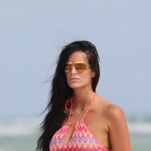 Arnaud Lagardère, sa femme Jade Foret et leurs filles Liva et Mila passent un après-midi à la plage à Miami le 24 octobre 2016.