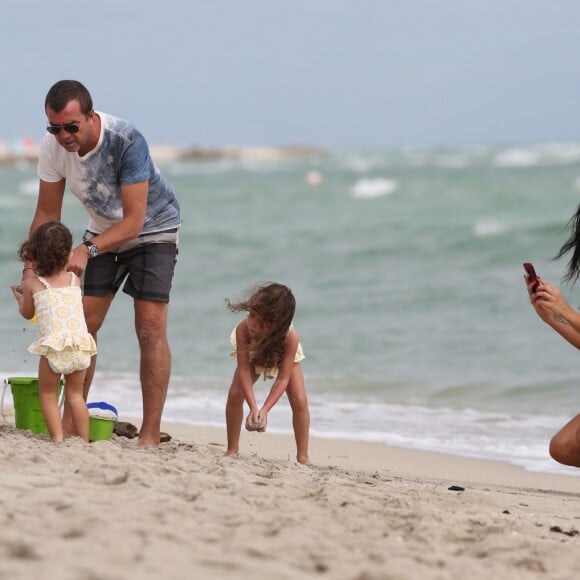 Arnaud Lagardère, sa femme Jade Foret et leurs filles Liva et Mila passent un après-midi à la plage à Miami le 24 octobre 2016.