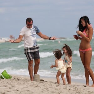 Arnaud Lagardère, sa femme Jade Foret et leurs filles Liva et Mila passent un après-midi à la plage à Miami le 24 octobre 2016.