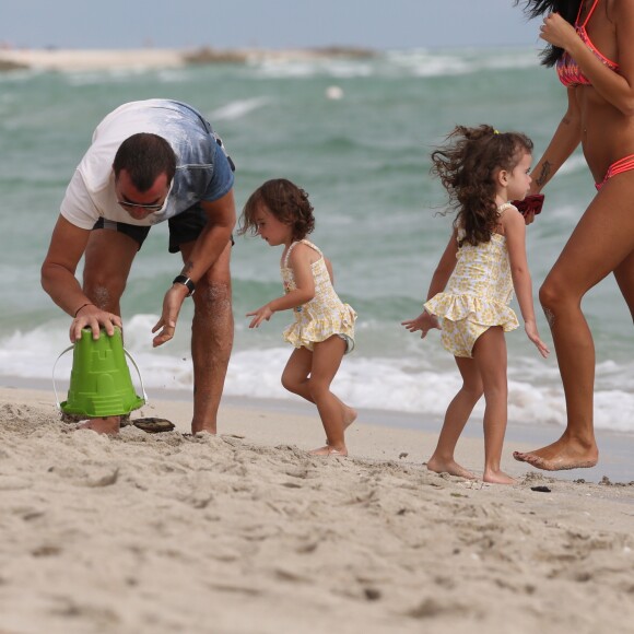 Arnaud Lagardère, sa femme Jade Foret et leurs filles Liva et Mila passent un après-midi à la plage à Miami le 24 octobre 2016.