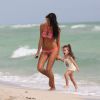Arnaud Lagardère, sa femme Jade Foret et leurs filles Liva et Mila passent un après-midi à la plage à Miami le 24 octobre 2016.