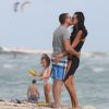 Arnaud Lagardère, sa femme Jade Foret et leurs enfants Liva, Mila et Emery en vacances à la plage à Miami le 26 octobre 2016