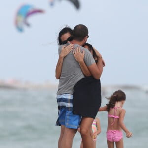 Arnaud Lagardère, sa femme Jade Foret et leurs enfants Liva, Mila et Emery en vacances à la plage à Miami le 26 octobre 2016