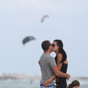 Arnaud Lagardère, sa femme Jade Foret et leurs enfants Liva, Mila et Emery en vacances à la plage à Miami le 26 octobre 2016