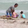 Arnaud Lagardère, sa femme Jade Foret et leurs enfants Liva, Mila et Emery en vacances à la plage à Miami le 26 octobre 2016
