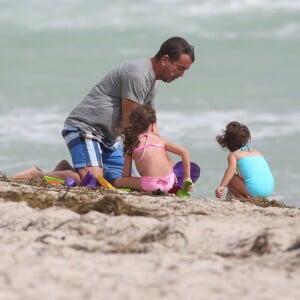 Arnaud Lagardère, sa femme Jade Foret et leurs enfants Liva, Mila et Emery en vacances à la plage à Miami le 26 octobre 2016