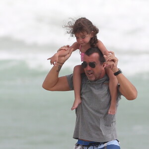 Arnaud Lagardère, sa femme Jade Foret et leurs enfants Liva, Mila et Emery en vacances à la plage à Miami le 26 octobre 2016