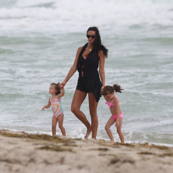 Arnaud Lagardère, sa femme Jade Foret et leurs enfants Liva, Mila et Emery en vacances à la plage à Miami le 26 octobre 2016