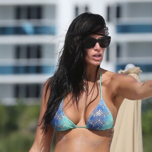 Arnaud Lagardère, sa femme Jade Foret et leurs enfants Liva, Mila et Emery en vacances à la plage à Miami le 25 octobre 2016