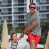 Arnaud Lagardère, sa femme Jade Foret et leurs enfants Liva, Mila et Emery en vacances à la plage à Miami le 25 octobre 2016