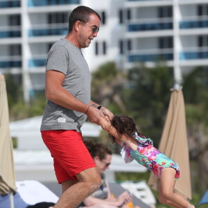 Arnaud Lagardère, sa femme Jade Foret et leurs enfants Liva, Mila et Emery en vacances à la plage à Miami le 25 octobre 2016