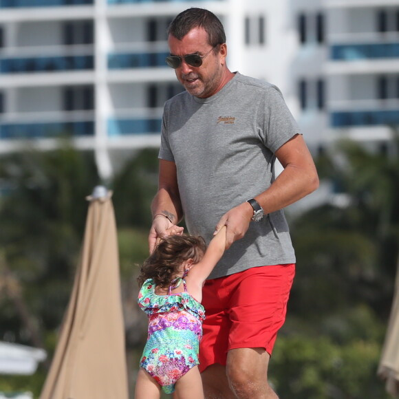 Arnaud Lagardère, sa femme Jade Foret et leurs enfants Liva, Mila et Emery en vacances à la plage à Miami le 25 octobre 2016