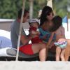 Arnaud Lagardère, sa femme Jade Foret et leurs enfants Liva, Mila et Emery en vacances à la plage à Miami le 25 octobre 2016