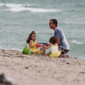 Arnaud Lagardère, sa femme Jade Foret et leurs enfants Liva, Mila et Emery en vacances à la plage à Miami le 25 octobre 2016