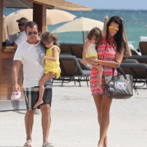 Arnaud Lagardère, sa femme Jade Foret et leurs enfants Liva, Mila et Emery en vacances à la plage à Miami le 25 octobre 2016