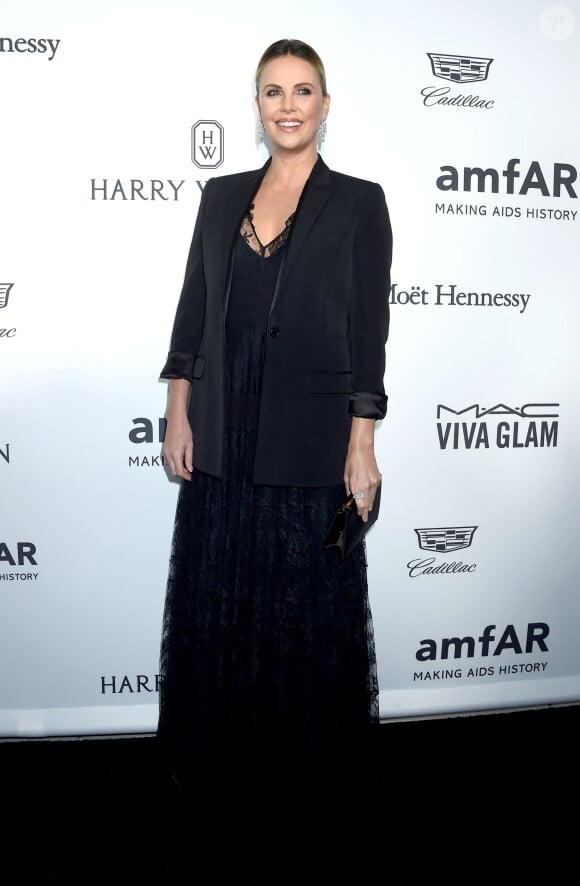 Charlize Theron lors du amfAR's Inspiration Gala à Los Angeles, le 27 octobre 2016.