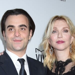 Courtney Love et Nicholas Jarecki lors du amfAR's Inspiration Gala à Los Angeles, le 27 octobre 2016.