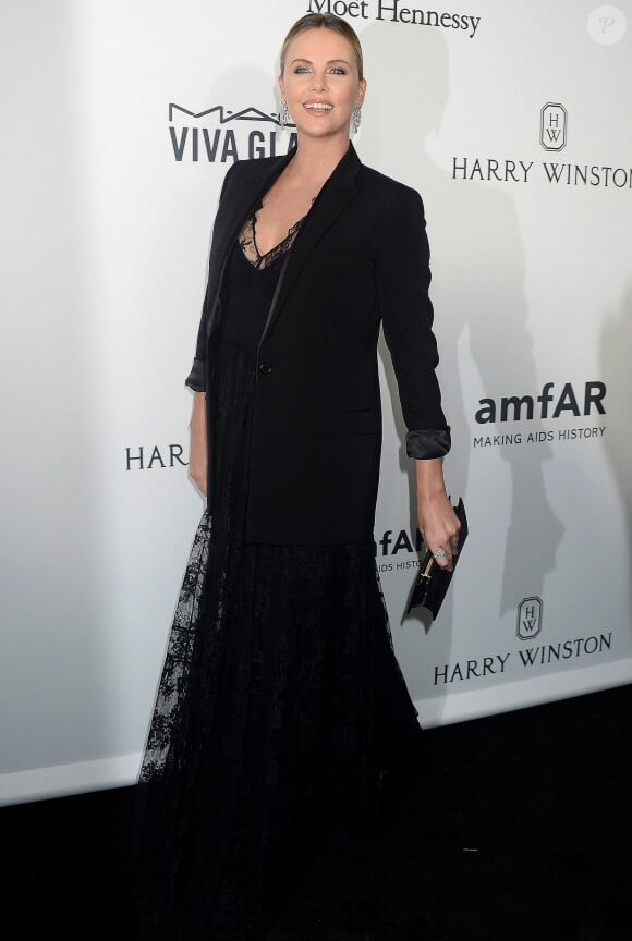Charlize Theron lors du amfAR's Inspiration Gala à Los Angeles, le 27 octobre 2016.
