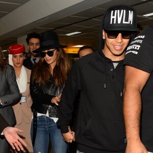 Nicole Scherzinger et son compagnon Lewis Hamilton arrivent à Londres, le 24 novembre 2014.