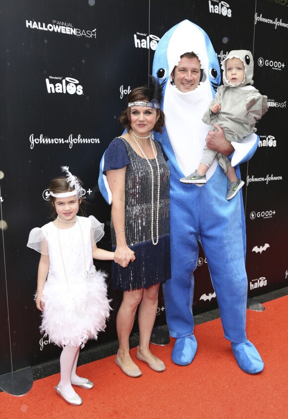 Tiffani Thiessen avec son mari Brady Smith et ses enfants Harper Smith et Holt Smith à la soirée Good+ Foundation's first annual Halloween à Hollywood, le 29 octobre 2016