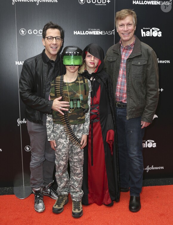 Dan Bucatinsky avec son mari Don Roos et ses enfants Eliza Bucatinsky et Jonah Bucatinsky à la soirée Good+ Foundation's first annual Halloween à Hollywood, le 29 octobre 2016