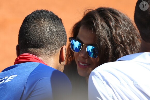 Jo-Wilfried Tsonga et sa compagne Noura El Swekh dans les tribunes de Roland-Garros lors de la Coupe Davis le 12 septembre 2014