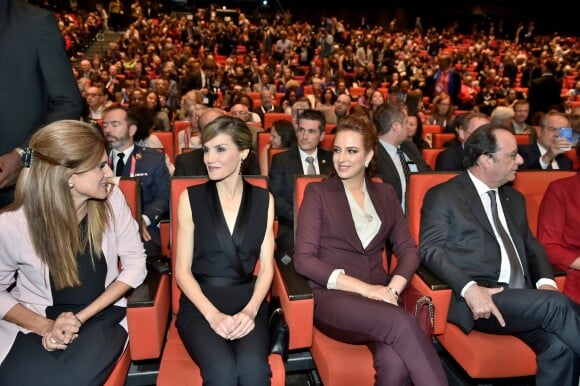 La princesse Dina Mired de Jordanie, la reine Letizia d'Espagne, la princesse Lalla Salma du Maroc et le président de la République François Hollande lors de l'ouverture du Congrès Mondial contre le Cancer au Palais des Congrès à Paris, le 31 octobre 2016.