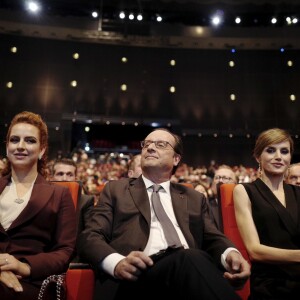 Le président de la République François Hollande entre la princesse Lalla Salma du Maroc et la reine Letizia d'Espagne lors de l'ouverture du Congrès Mondial contre le Cancer au Palais des Congrès à Paris, le 31 octobre 2016.