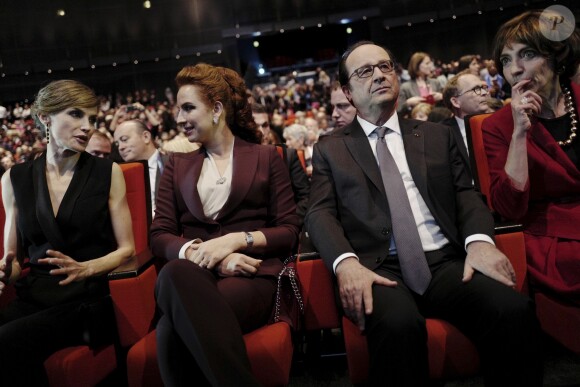 La reine Letizia d'Espagne, la princesse Lalla Salma du Maroc, le président de la République François Hollande et la ministre Marisol Touraine lors de l'ouverture du Congrès Mondial contre le Cancer au Palais des Congrès à Paris, le 31 octobre 2016.