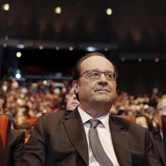 Le président de la République François Hollande entre la princesse Lalla Salma du Maroc et la reine Letizia d'Espagne lors de l'ouverture du Congrès Mondial contre le Cancer au Palais des Congrès à Paris, le 31 octobre 2016.