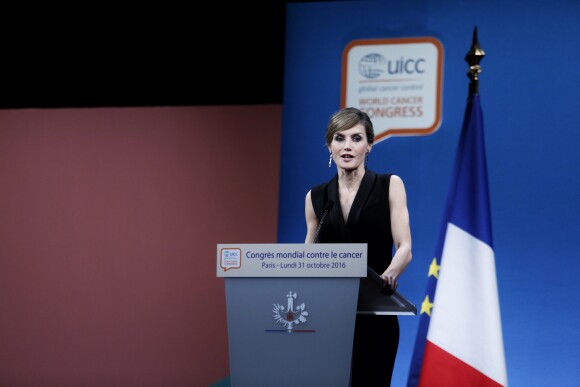 Letizia d'Espagne en plein discours lors de l'ouverture du Congrès Mondial contre le Cancer au Palais des Congrès à Paris, le 31 octobre 2016.