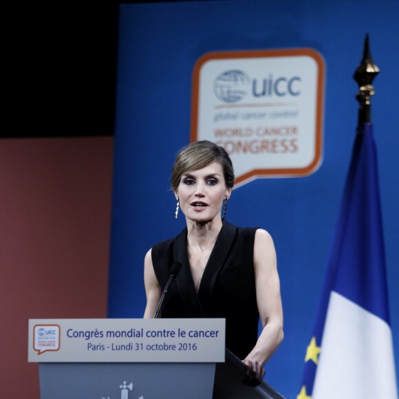 Letizia d'Espagne en plein discours lors de l'ouverture du Congrès Mondial contre le Cancer au Palais des Congrès à Paris, le 31 octobre 2016.