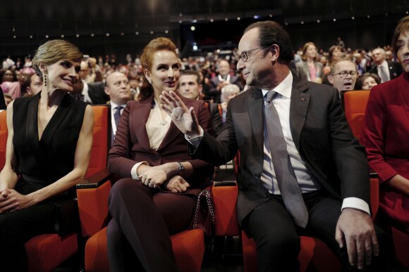 La reine Letizia d'Espagne, la princesse Lalla Salma du Maroc, le président de la République François Hollande lors de l'ouverture du Congrès Mondial du Cancer au palais des Congrès à Paris, le 31 octobre 2016. © Denis Allard/Pool/Bestimage  Queen Letizia of Spain, Princess Lalla Salma of Morocco, French President François Hollande during the opening ceremony of the 2016 World Cancer Congress at the Palais des Congres in Paris, on October 31, 2016.31/10/2016 - Paris