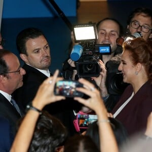 Le président de la République François Hollande et la princesse Lalla Salma du Maroc entourés par les médias lors de l'ouverture du Congrès Mondial contre le Cancer au Palais des Congrès à Paris, le 31 octobre 2016. © Dominique Jacovides/Bestimage