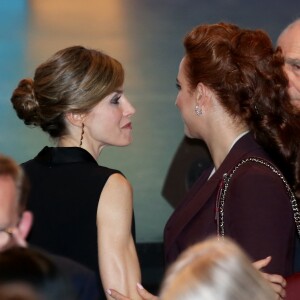 La reine Letizia d'Espagne et la princesse Lalla Salma du Maroc se saluent chaleureusement lors de l'ouverture du Congrès Mondial contre le Cancer au Palais des Congrès à Paris, le 31 octobre 2016. © Dominique Jacovides/Bestimage