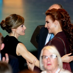 La reine Letizia d'Espagne et la princesse Lalla Salma du Maroc se saluent chaleureusement lors de l'ouverture du Congrès Mondial contre le Cancer au Palais des Congrès à Paris, le 31 octobre 2016. © Dominique Jacovides/Bestimage