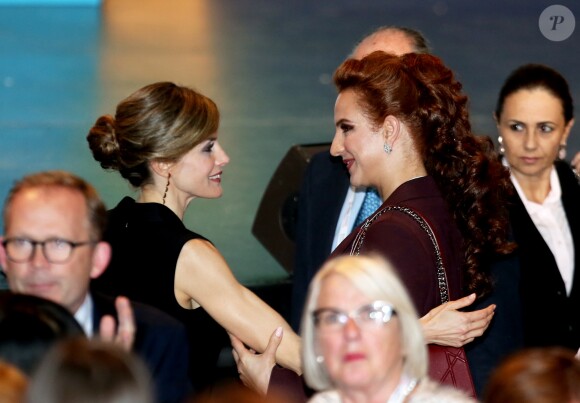 La reine Letizia d'Espagne et la princesse Lalla Salma du Maroc se saluent chaleureusement lors de l'ouverture du Congrès Mondial contre le Cancer au Palais des Congrès à Paris, le 31 octobre 2016. © Dominique Jacovides/Bestimage