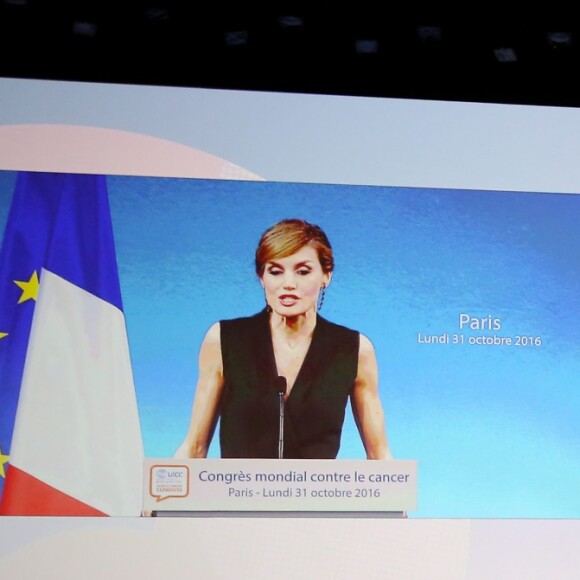 La reine Letizia d'Espagne s'est exprimée lors de l'ouverture du Congrès Mondial contre le Cancer au Palais des Congrès à Paris, le 31 octobre 2016. © Dominique Jacovides/Bestimage