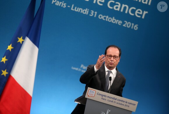 Le président de la République François Hollande fait un discours lors de l'ouverture du Congrès Mondial contre le Cancer au Palais des Congrès à Paris, le 31 octobre 2016. © Dominique Jacovides / BestImage