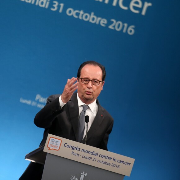 Le président de la République François Hollande fait un discours lors de l'ouverture du Congrès Mondial contre le Cancer au Palais des Congrès à Paris, le 31 octobre 2016. © Dominique Jacovides / BestImage