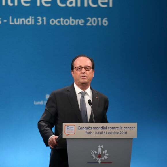 Le président de la République François Hollande fait un discours lors de l'ouverture du Congrès Mondial contre le Cancer au Palais des Congrès à Paris, le 31 octobre 2016. © Dominique Jacovides / BestImage