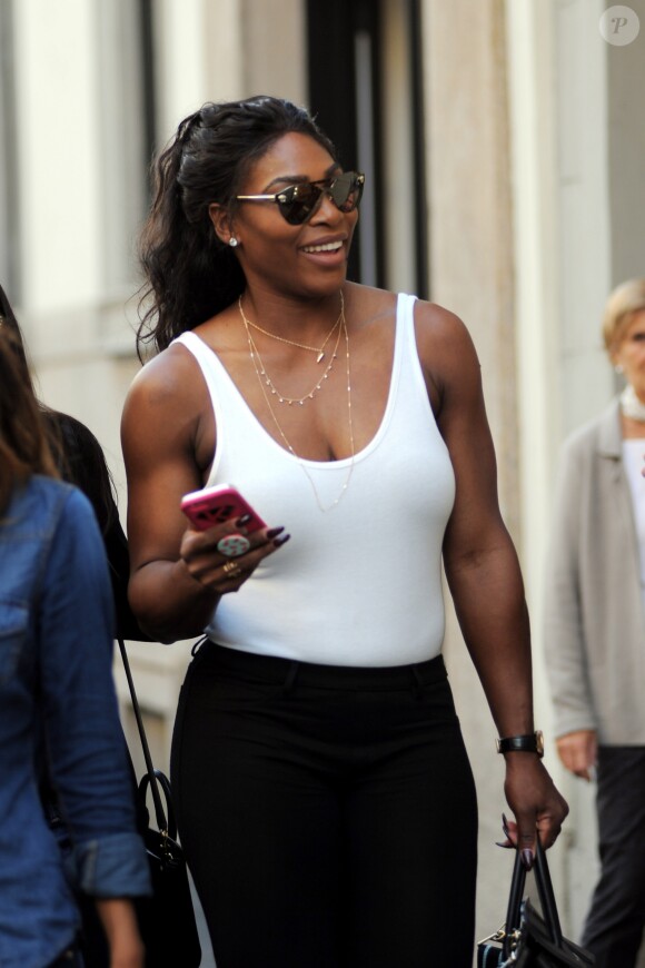 Serena Williams se promène à Milan en Italie le 22 septembre 2016.
