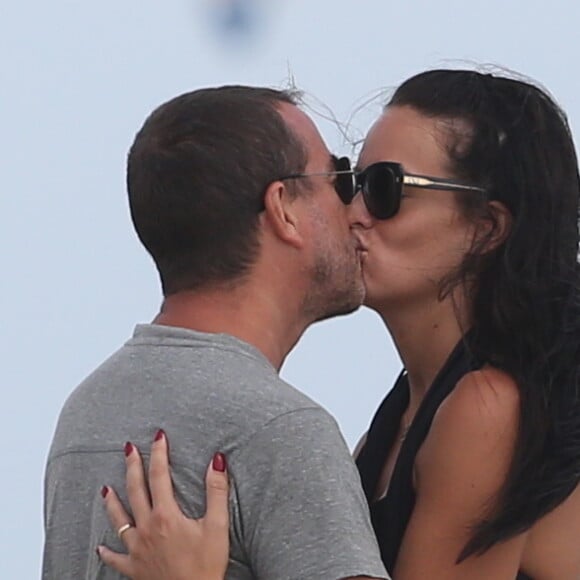 Arnaud Lagardère, sa femme Jade Foret et leurs enfants Liva, Mila et Emery en vacances à la plage à Miami le 26 octobre 2016.