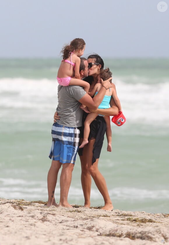 Arnaud Lagardère, sa femme Jade Foret et leurs enfants Liva, Mila et Emery en vacances à la plage à Miami le 26 octobre 2016.