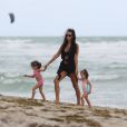 Arnaud Lagardère, sa femme Jade Foret et leurs enfants Liva, Mila et Emery en vacances à la plage à Miami le 26 octobre 2016.