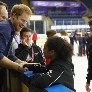 Le prince Harry à Nottingham le 26 octobre 2016 pour soutenir le programme Coach Core à la patinoire nationale de Londres. Il aurait ensuite sauté dans un avion à destination de Toronto pour retrouver sa petite amie supposée, l'actrice Meghan Markle.