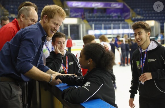Le prince Harry à Nottingham le 26 octobre 2016 pour soutenir le programme Coach Core à la patinoire nationale de Londres. Il aurait ensuite sauté dans un avion à destination de Toronto pour retrouver sa petite amie supposée, l'actrice Meghan Markle.