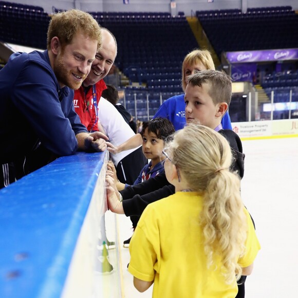 Le prince Harry à Nottingham le 26 octobre 2016 pour soutenir le programme Coach Core à la patinoire nationale de Londres. Il aurait ensuite sauté dans un avion à destination de Toronto pour retrouver sa petite amie supposée, l'actrice Meghan Markle.